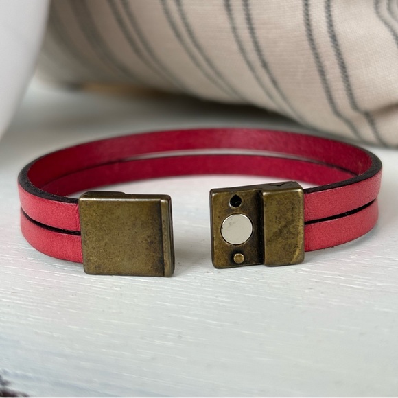 Women’s Leather Jewelry Leather Bracelet Magnetic Clasp - Picture 3 of 4